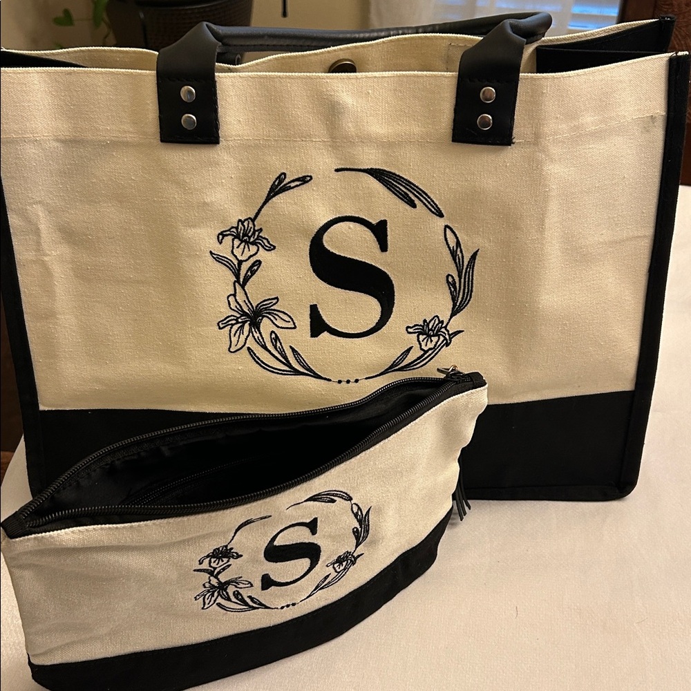 Stylish Monogrammed Tote Bag and Pouch Set
Small stain in front of the bags - Picture 2 of 9